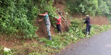Babinsa Desa Sukakarya Bersama Warga KP Cijulang Melaksanakan Kerja Bakti Pembersihan Jalan