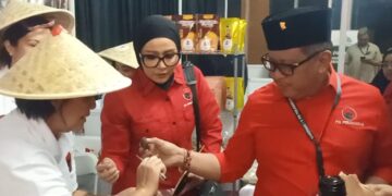 Prof Rokhmin dan Sekjen PDI Perjuangan Puji Stand UMKM GNTI Riau