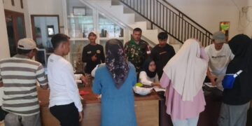 Babinsa Monitoring Kegiatan Penyaluran Bansos Beras di Desa Sukamahi