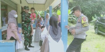Pendampingan Imunisasi dan Penimbangan Balita oleh Babinsa Desa Cibadung