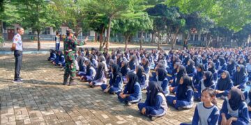 Kegiatan Babinsa dan Bhabinmas di SMP 2 Cisarua: Membangun Disiplin Sejak Dini