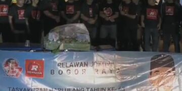 Relawan Jokowi Bogor Raya Potong Tumpeng, Rayakan Ulang Tahun Jokowi di Tugu Kujang Bogor