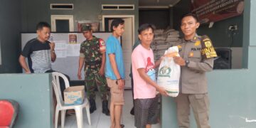 Pengawasan dan Pengamanan Distribusi Bansos Beras di Desa Cidokom Oleh Babinsa