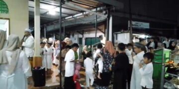 Ratusan Masyarakat Gang Mesjid RW 01 Merayakan 1 Muharram dengan Pawai Obor