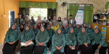 Pengolahan Limbah Pelepah Sawit Menjadi Briket di Batu Hampar: Inisiatif Mahasiswa KKN UMRI