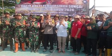 Gotong Royong Bersihkan Sungai: Rangkaian HUT TNI ke-79 di Desa Ciomas Rahayu