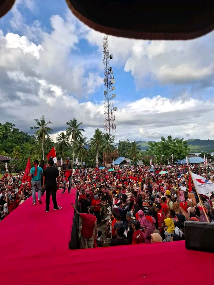 Kampanye Akbar Samson-Rasid: Suara Rakyat di Lapangan Sepak Bola Negeri Luhu