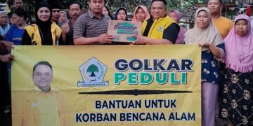 Ketua DPRD Kabupaten Sukabumi, Serahkan Bantuan Kepada Korban Banjir Bandang di Desa Pabuaran