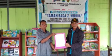 Abidin Papalia Membangun Taman Baca di Desa Dusun
