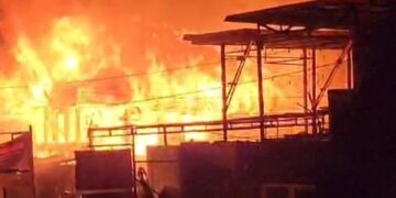 Kebakaran Hebat di Tarutung: Dua Rumah Berlantai Dua Ludes Dilalap Api