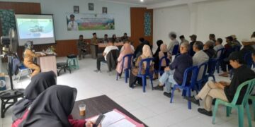 Sosialisasi Pengolahan Sampah dan Penertiban Layanan Data di Desa Cigombong