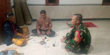 Seusai Melaksanakan Sholat Tarawih, Sertu Nugroho Babinsa Desa Cibatu Komsos Bersama Warga Binaan