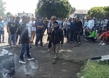 Warga Tiga Desa Geruduk Kantor Kecamatan Tamansari, Protes Aktivitas PT PMC