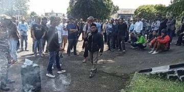 Warga Tiga Desa Geruduk Kantor Kecamatan Tamansari, Protes Aktivitas PT PMC
