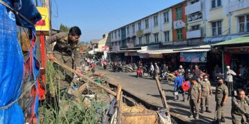 PKL Jalan Gapura Pasar Cisarua Dibongkar, Pedagang Patuhi Aturan
