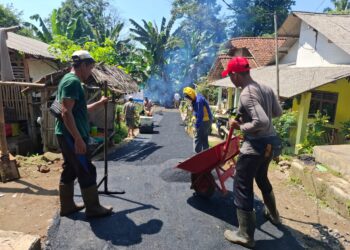 Pemdes Petir Laksanakan Proyek Hotmix Jalan Lingkungan
