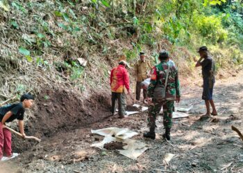 Babinsa Desa Parakanlima Bersama Warga Kerja Bakti Bersihkan Saluran Air