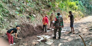 Babinsa Desa Parakanlima Bersama Warga Kerja Bakti Bersihkan Saluran Air
