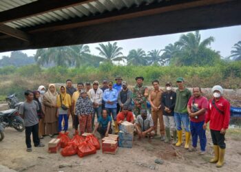 Pemerintah Desa Rantau Panjang Kiri, Beri Bantuan Sembako kepada Warga Pengungsi Terdampak Karlahut