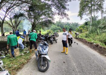 Pemdes dan BPD Rantau Panjang Kiri Gelar Gotong Royong Bersihkan Rumput Liar Demi Kenyamanan Warga