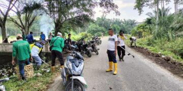 Pemdes dan BPD Rantau Panjang Kiri Gelar Gotong Royong Bersihkan Rumput Liar Demi Kenyamanan Warga