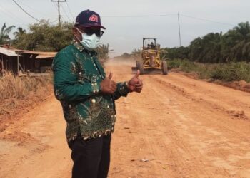 Penghulu Sungai Daun Gerak Cepat Perbaiki Jalan dengan Alat Berat Pinjaman Bupati