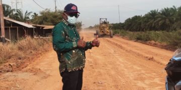 Penghulu Sungai Daun Gerak Cepat Perbaiki Jalan dengan Alat Berat Pinjaman Bupati