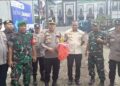 Polsek Cisarua dan Koramil 0621 Bagikan Bendera Merah Putih, Sambut HUT RI ke-80 dengan Semangat Nasionalisme