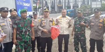 Polsek Cisarua dan Koramil 0621 Bagikan Bendera Merah Putih, Sambut HUT RI ke-80 dengan Semangat Nasionalisme