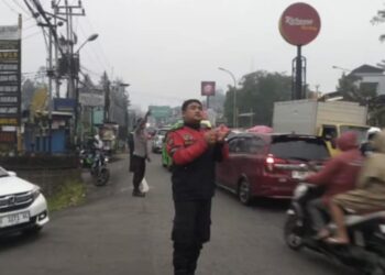 ‎Warga Apresiasi Respon Cepat Unit Patroli Polsek Cisarua Tertibkan Pak Ogah Dititik – titik Kemacetan