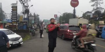 ‎Warga Apresiasi Respon Cepat Unit Patroli Polsek Cisarua Tertibkan Pak Ogah Dititik – titik Kemacetan