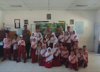 Polsek Panipahan Tanam Pohon di Sekolah, Wujudkan Program Green Policing