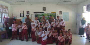 Polsek Panipahan Tanam Pohon di Sekolah, Wujudkan Program Green Policing