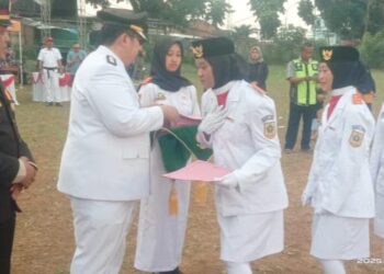 Prosesi Penurunan Bendera Merah Putih di Kecamatan Cigombong Berlangsung Khidmat