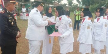 Prosesi Penurunan Bendera Merah Putih di Kecamatan Cigombong Berlangsung Khidmat