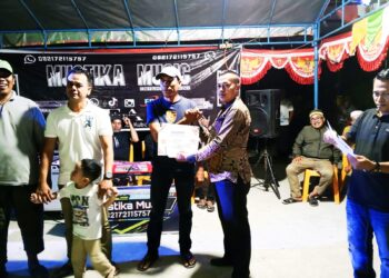 Pembagian Hadiah Lomba Catur dan Domino dalam Rangka HUT RI ke-80 di Desa Rantau Panjang Kiri