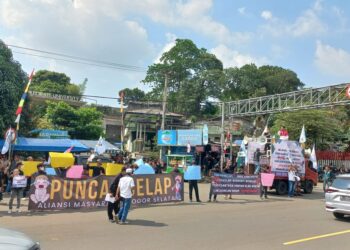 AMBS Gelar Aksi Demo di Simpang Tiga Gadog, Desak KLH Hentikan Penutupan Usaha Sepihak