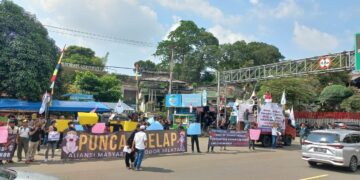 AMBS Gelar Aksi Demo di Simpang Tiga Gadog, Desak KLH Hentikan Penutupan Usaha Sepihak