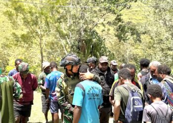 Toleransi Umat Beragama, Prajurit Badak Hitam Hadiri Acara Duka di Distrik Malagai