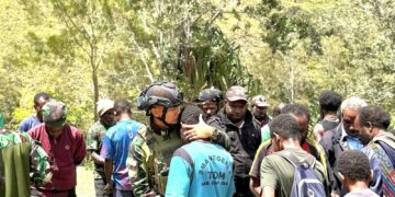 Toleransi Umat Beragama, Prajurit Badak Hitam Hadiri Acara Duka di Distrik Malagai