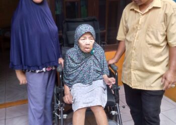 Peduli Kasih, Pemdes Cigombong Salurkan Kursi Roda untuk Lansia