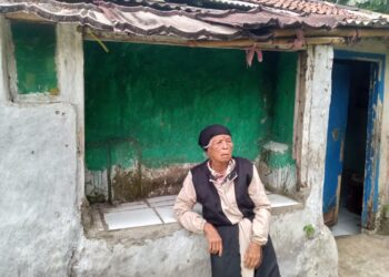 Potret Kemiskinan di Desa Ciburuy, Nenek Pikun Hidup Memprihatinkan
