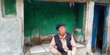 Potret Kemiskinan di Desa Ciburuy, Nenek Pikun Hidup Memprihatinkan