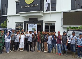 Danramil 0621-10/Cisarua Dukung World Clean Up Day 2025, Ribuan Bibit Pohon Dibagikan di Puncak