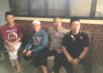 Bhabinkamtibmas Polsek Cisarua Sambangi Warga Desa Tugu Selatan Sampaikan Pesan Kamtibmas