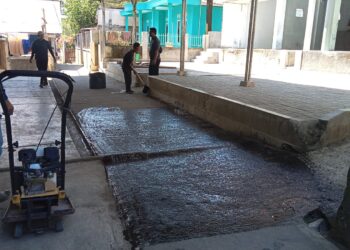 Pengerjaan Hotmix Jalan Lingkungan di Desa Pasir Muncang Disambut Antusias Warga