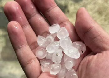 Warga Kecamatan Cigombong Digegerkan Fenomena Hujan Es