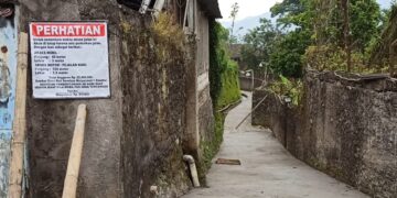 Warga RT 03 RW 14 Desa Tugu Selatan Gotong Royong Perbaiki Jalan Rusak Secara Swadaya