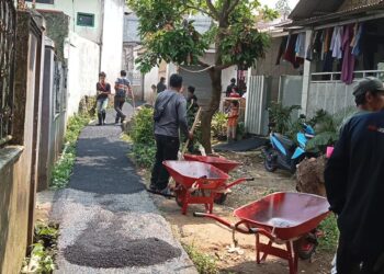 Pemdes Pasir Muncang Gunakan Bankeu Kabupaten untuk Pengaspalan Jalan di RW 01 Kampung Selaawi