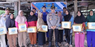 Kapolres Rohil Salurkan Bantuan Sosial di Pesisir Bangko dalam Program Kapolda Riau “Jelajah Riau Untuk Rakyat (JALUR)”